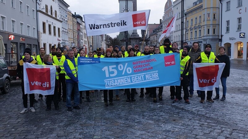 Die Streikenden der beiden Straubinger Zustellstützpunkte.