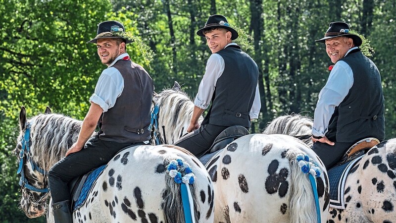 Familie und die Teilhabe und Weitergabe von Traditionen wie hier der Kötztinger Pfingstritt sind nur zwei Punkte, die für die Menschen Bayern als Heimat ausmachen.