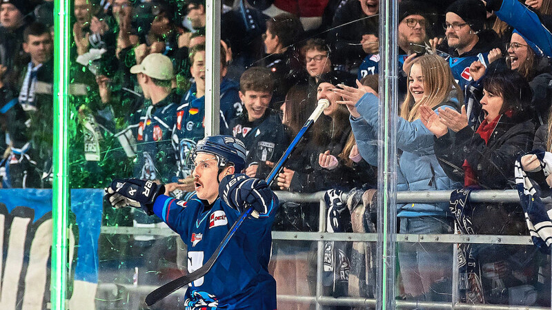 Auch gegen Mannheim wollen Scharfschütze Luke Adam und Co. mit den Tigers-Fans im ausverkauften Eisstadion am Pulverturm am Freitagabend Tore bejubeln.