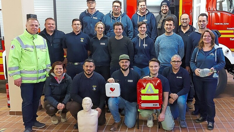 Der Ärztliche Leiter Rettungsdienst, Jürgen Königer (l.), wies die Aktiven der Feuerwehr Tiefenbach im Umgang mit dem Defibrillator ein.