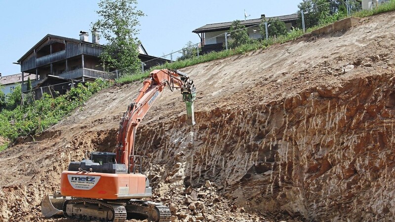 Mit wechselnden Spezialanbauten wird der Fels auf der Baustelle an der Westumgehung abgebaut.