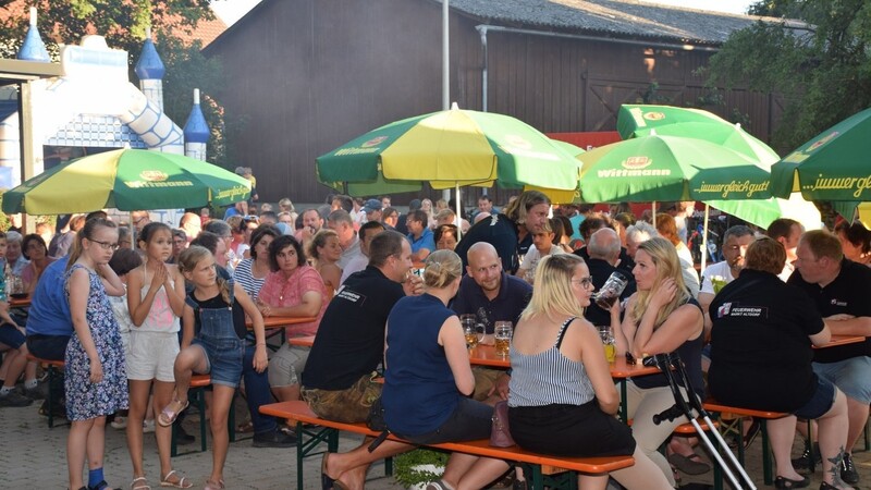 Im beschatteten Biergarten waren Gemütlichkeit und Geselligkeit groß geschrieben.