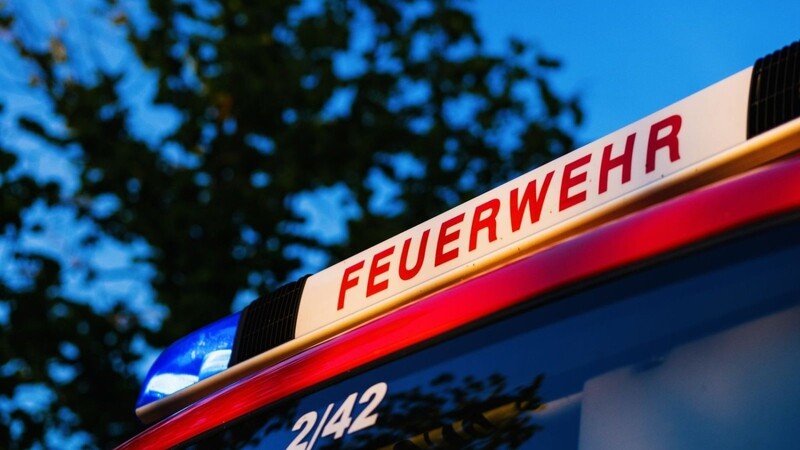 Die Feuerwehrkräfte löschten den Brand und befreiten die Mieterin aus der Wohnung. (Symbolfoto)