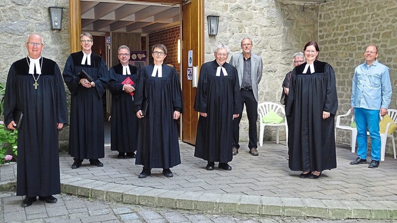 Regionalbischof Klaus Stiegler und Jennifer Marçen mit den Asisstenten der Ordination.