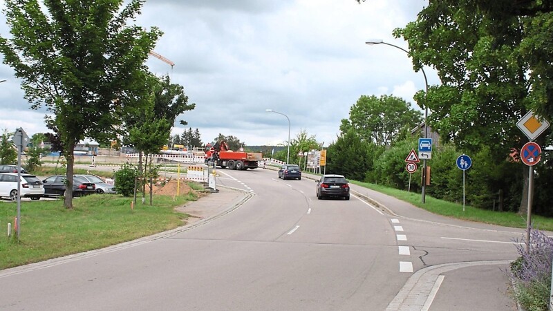 Nach der Einfahrt zum Netto-Markt ist ab Montag Schluss. Aufgrund von Bauarbeiten werden die Bahnhofstraße und der südliche Abfahrtsast von und zur B 85 während der Sommerferien gesperrt. Die Verbindung Mitterdorf - Oberdorf ist bis 10. September für Fahrzeuge nicht möglich.