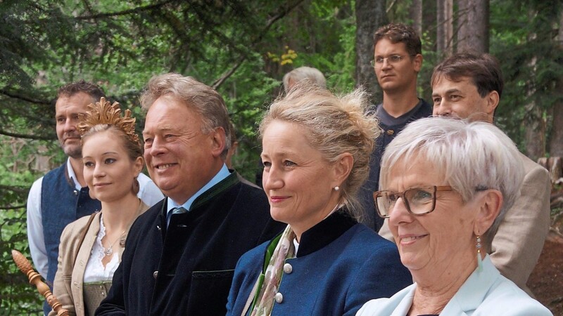 Zu den Ehrengästen zählten neben dem Ehepaar Brunner auch die noch amtierende Bayerische Waldkönigin, Johanna Gierl (links) und die Regener Landrätin Rita Röhrl (rechts).