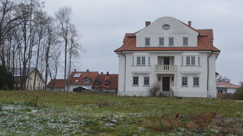 Angrenzend an die Bahnhofstraße soll rund um die ehemalige Dräxlmaier-Villa ein urbanes Baugebiet entstehen.