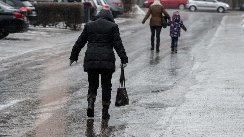 Der Deutsche Wetterdienst warnt in Ostbayern vor Glätte (Symbolbild).