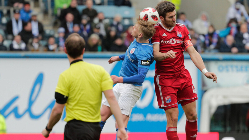 Willi Evseev (Rostock) im Duell mit Alexander Winkler (Unterhaching).