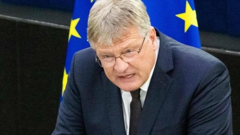 Das EU-Parlament hat dem fraktionslosen Europaabgeordneten und ehemaligen AfD-Vorsitzenden Jörg Meuthen die parlamentarische Immunität entzogen.