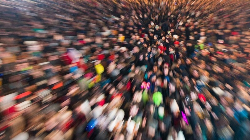 Ein typisches Bild in der Zeit vor Corona: viele Leute, dicht gedrängt. Hochsensiblen Menschen wie Magdalena ist das oft zu viel. Sie brauchen Rückzugsorte.