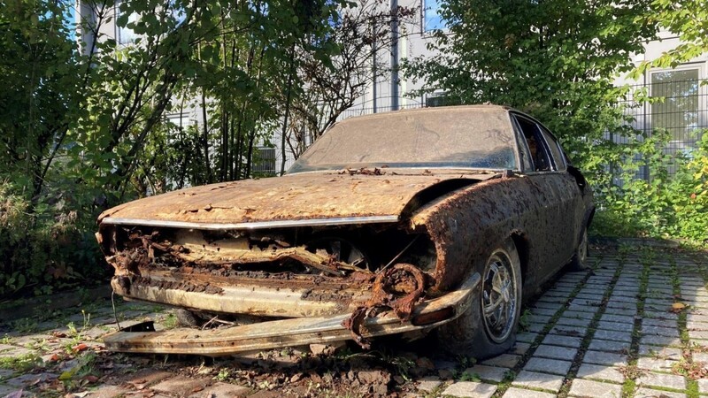 So sah das Audi 100 Coupé S aus, als es aus dem Pfreimdstausee in Tännesberg gezogen worden war.