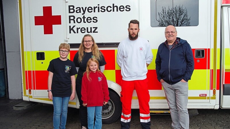 Tief verwurzelt mit dem BRK: Vater Franz Mathe (rechts) und Tochter Maria Feldmeyer (2.v.li.) führen die beiden Jugendrotkreuz-Ortsgruppen. Bruder Michael Mathe (2.v.re.) ist Soldat, absolviert derzeit aber eine zivile Aus- und Weiterbildung beim BRK zum Notfallsanitäter. Enkel Valentin Feldmeyer (links) errang mit seiner Mannschaft 2018 die Bayerische Meisterschaft bei einem Wettbewerb des Jugendrotkreuzes. Auch seine Schwester Emma (Mitte) ist seit ihrer Geburt Mitglied beim BRK.