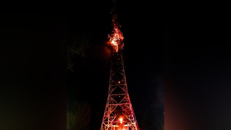 Laut Polizeiangaben stand ein Funkturm in München-Freimann in der Nacht auf Freitag in Flammen.