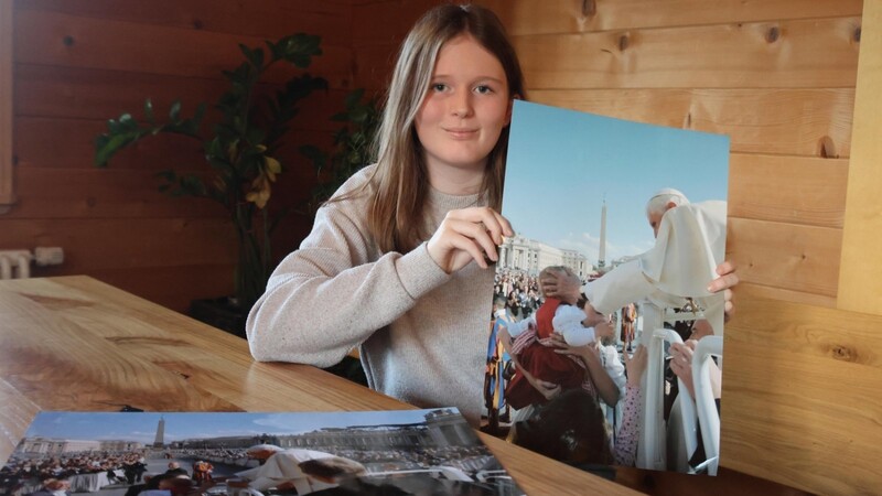 An den Augenblick, als sie als Eineinhalbjährige bei der Stadtkapellen-Reise 2008 den päpstlichen Segen erhielt, kann sich Helena Kerscher natürlich nicht mehr erinnern. Stolz ist sie aber trotzdem auf diesen besonderen Moment.