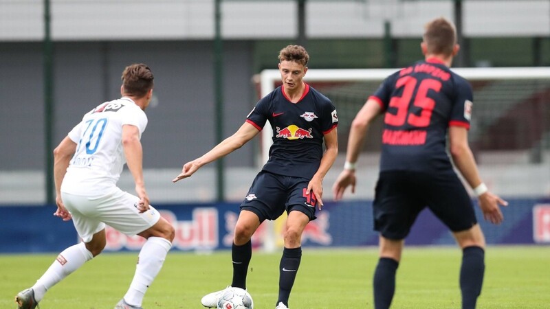 Eric Martel (am Ball) hat seinen ersten Profivertrag bei RB Leipzig unterschrieben.