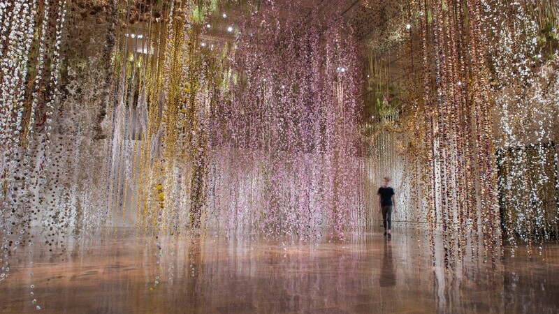 Durch ein Meer von Blumen wird man ab Februar in der Kunsthalle spazieren. Hunderte Münchner haben dazu beigetragen und monatelang gesammelt, getrocknet, gebunden. Die britische Künstlerin Rebecca Louise Law hat die Sträuße in die Installation "Calys" - Blütenkelch - überführt. Sozusagen als Ode an die Natur und ihre Schönheit.