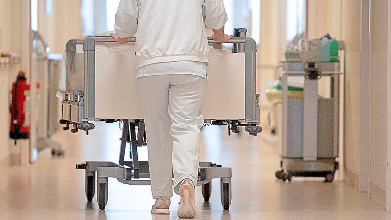 Die Regierungen von Niederbayern und der Oberpfalz haben den Einsatz von Ärztlichen Koordinatoren beschlossen. Die Rettungsdienst-Zweckverbände werden von Ärztlichen Leitern Krankenhauskoordinierung überwacht. So sollen etwaige Patientenströme besser gesteuert werden.