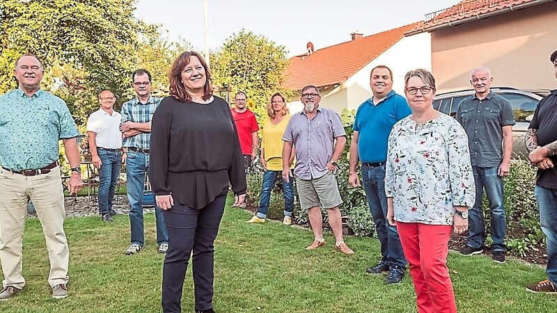 Die Bürgerliste hat mit Rudi Eisenhut (2. von links) einen neuen Vorsitzenden. Die bisherige Vorsitzende und dritte Bürgermeisterin Claudia Buchner (5. von links) ist nun zweite Vorsitzende.