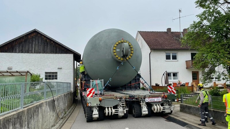 Locker so groß wie die umstehenden Häuser - und das im Liegen - sind die Reaktoren, die momentan auf dem Weg von Kelheim nach Neustadt an der Donau sind.