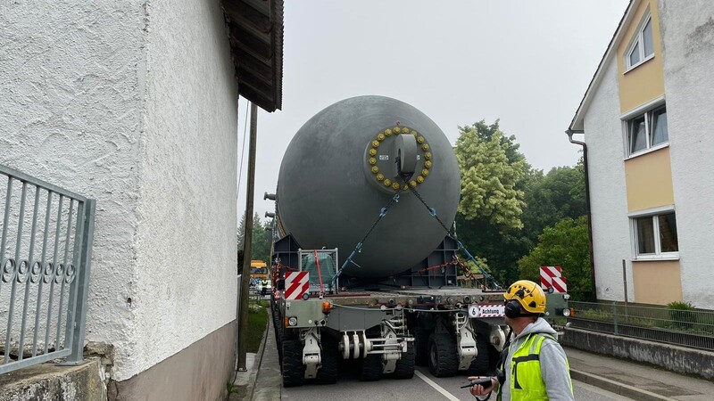 Locker so groß wie die umstehenden Häuser - und das im Liegen - sind die Reaktoren, die momentan auf dem Weg von Kelheim nach Neustadt an der Donau sind.