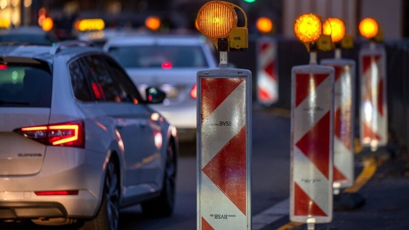 Auf der B20-Brücke bei Straubing kann es zu Staus kommen. Das Bauamt empfiehlt, die Strecke zu umfahren. (Symbolbild)