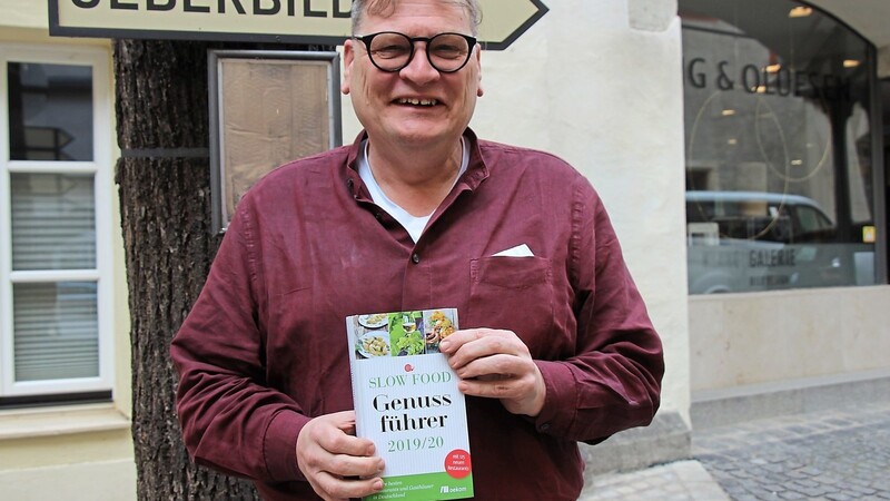 Ein scheinbar kleines Buch mit sehr viel leckerem Inhalt: Ralf Hartleb vom hiesigen Slow-Food-Verein präsentiert den jüngsten Genussführer. Dort werden Gaststätten aufgelistet, die regionale und saisonale Produkte verwenden und für die Gegend typische Gerichte kochen.