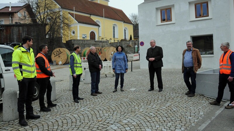 Mit Landrat Franz Löffler (3.v.r.), Bürgermeisterin Monika Bergmann und ihrem Miltacher Kollegen Johann Aumeier (2.v.r.) freuten sich die Mitarbeiter des Landkreis-Eigenbetriebs Digitale Infrastruktur und die Vertreter der ausführenden Baufirmen über den guten Baufortschritt in Blaibach.