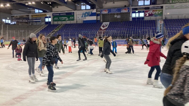 Großer Andrang herrscht beim öffentlichen Lauf im Eisstadion am Pulverturm.