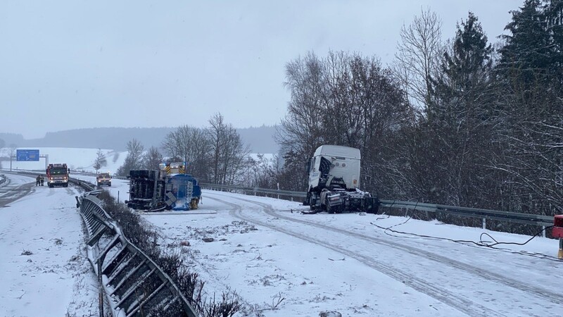 Auf der A93 im Landkreis Kelheim sorgte am Dienstagmorgen ein umgekippter Lastwagen für Verkehrsbehinderungen. Auch im Rest von Ostbayern war es teilweise ziemlich glatt.