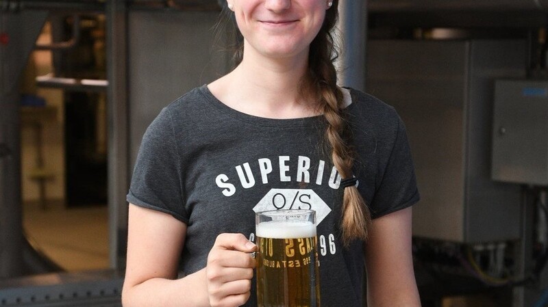 Stefanie Lichtl ist seit August die erste weibliche Brauer-Auszubildende in der Karmelitenbrauerei.