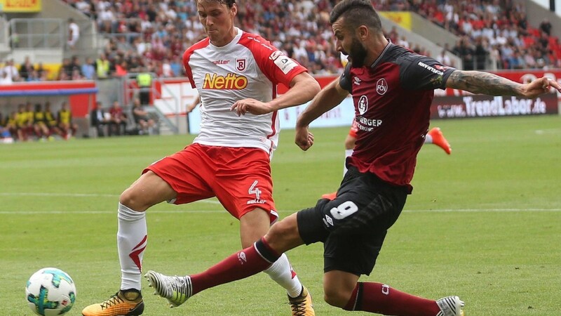 Asger Sörensen (links) und der SSV Jahn wollen im DFB-Pokal gegen Darmstadt eine Runde weiterkommen.