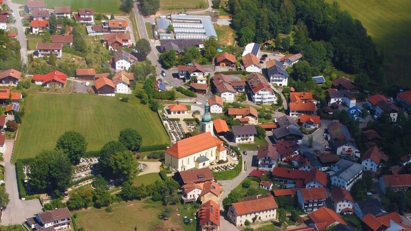 Blick auf Arnbruck, das nun komplett ein Erholungsort ist.