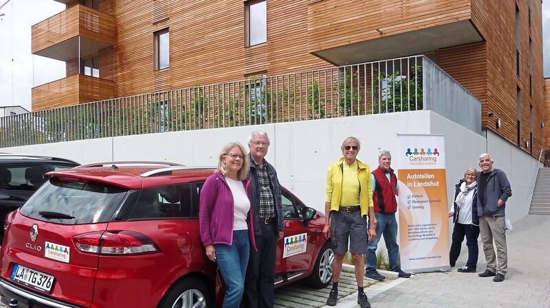 In kleiner Runde wurde das Carsharing-Auto in der Doktorgasse vor der MARO-Wohnanlage gefeiert (v.l.): Sabine Vaas, Vereinsvorsitzender Thomas Vaas, Harald Neumann, Geschäftsführer Andreas Herrmann, sowie zwei neue Hausbewohner.