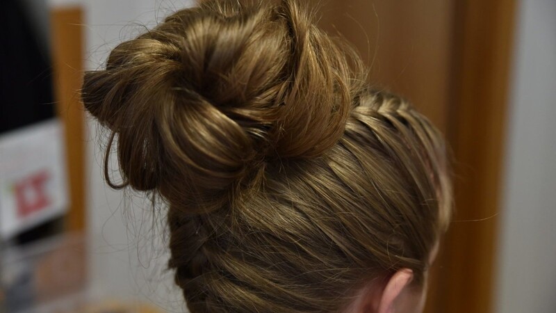 Wenn es etwas wilder sein soll: Wie wär's mit dem trendigen Messy Bun?