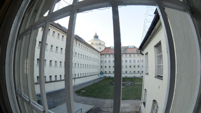 Am vergangenen Freitag wurde ein 60-jähriger Justizvollzugsbeamter der JVA Straubing von einem Häftling mit einem Messer angegriffen und verletzt. (Symbolbild)