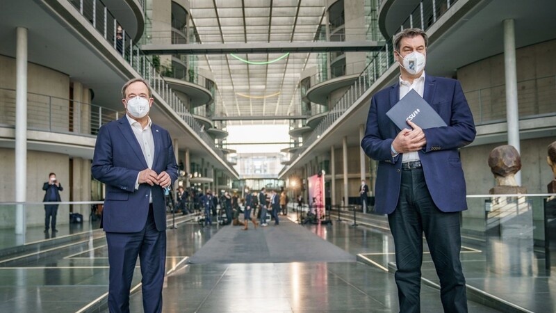 Markus Söder (CSU, r), Ministerpräsident von Bayern und CSU-Vorsitzender, steht neben Armin Laschet, CDU-Bundesvorsitzender und Ministerpräsident von Nordrhein-Westfalen, nach einer Pressekonferenz bei der Klausurtagung des Geschäftsführenden Vorstands der Unionsfraktion im Bundestag. In der Sitzung soll es unter anderem um den Kanzlerkandidaten der Union für die Bundestagswahl 2021 gehen.