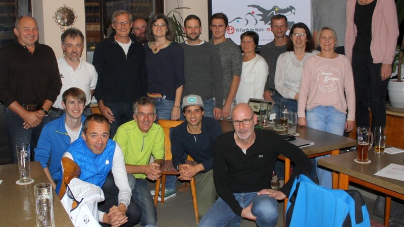 Sie sind der Motor der Triathlon-Bewegung in Furth: Ein Teil der Mitglieder bei der Jahresversammlung zusammen mit Abteilungsleiter Matthias Reinhardt (vorne, mit Mütze).