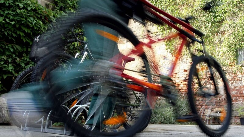 Am Montagnachmittag stahl ein Unbekannter am Magdalenenplatz in Plattling ein unversperrtes Fahrrad (Symbolbild).