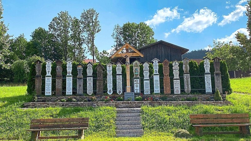 Die Totenbrettergruppe wurde auf Vordermann gebracht. Franz Aschenbrenner hat sogar ein neues Kreuz gefertigt.