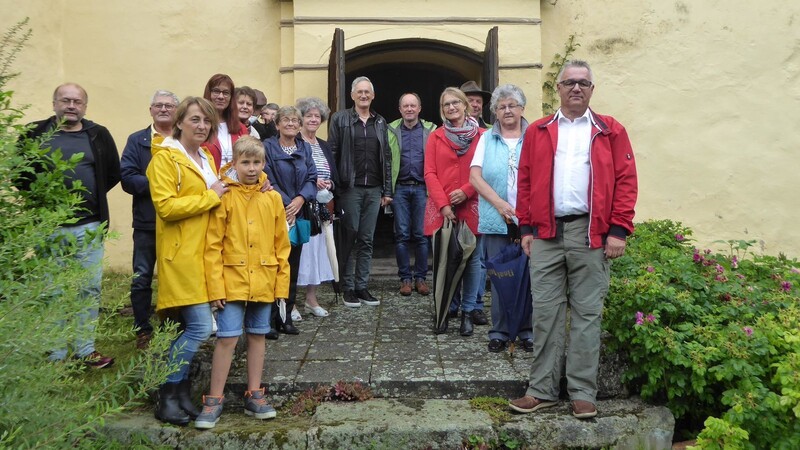 Die Teilnehmer der Führung vor dem Eingang der Burgkapelle mit Referent Michael Fleck (rechts).