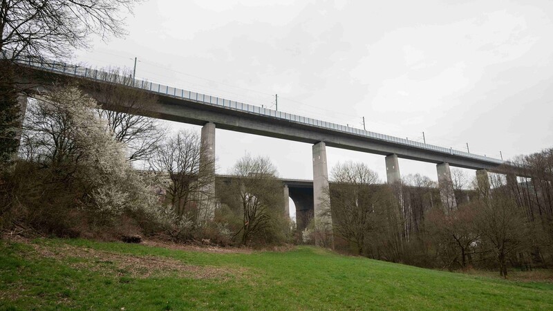 Die Teißtal-Brücke mit der ICE-Strecke (vorne) überspannt das Tal. Nach Angaben eines Polizeisprechers wurden an der ICE-Trasse nahe der Teißtal-Brücke Schienenschrauben auf einer Länge von 80 Metern entfernt.