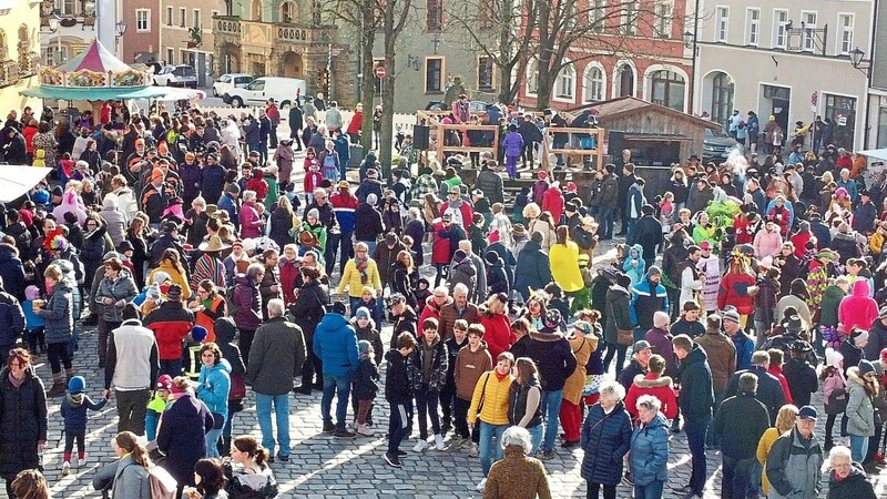 Dank des sonnigen Wetters nahmen gestern viele das Angebot der Tourist-Info an, im Herzen der Stadt Fasching zu feiern.