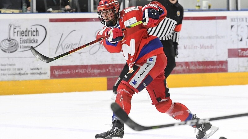 Fabian Belendir ist einer von drei jungen Spielern die vom EV Landshut mit einer Förderlizenz für die Passau Black Hawks ausgestattet worden sind. Zuletzt sammelte Belendir, wie hier, auch schon im Trikot des Deggendorfer SC Profi-Erfahrung.