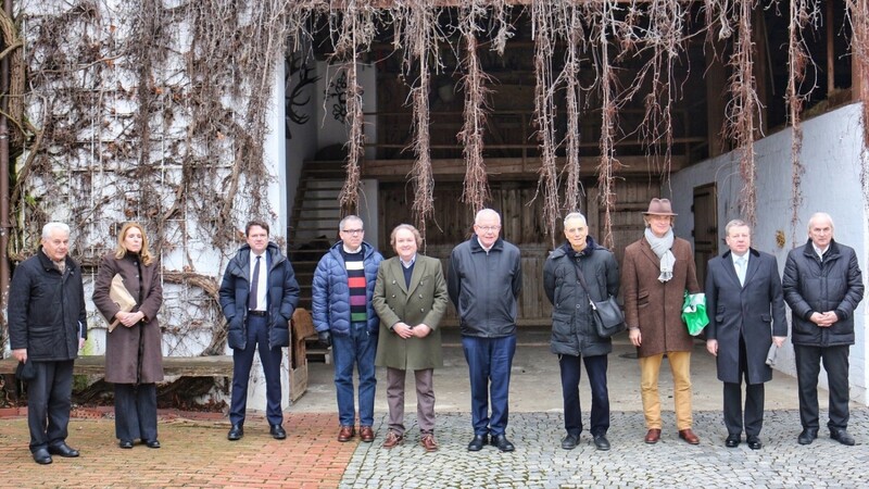 Finanzminister a.D. Kurt Faltlhauser, Landtagsabgeordneter Helmut Radlmeier, der Vorsitzende der CSU-Landtagsfraktion Thomas Kreuzer, die Koenig-Weggefährten Michael Wolffsohn und Alexander Rudigier sowie weitere Verantwortliche besuchten das Koenig-Anwesen in Ganslberg.