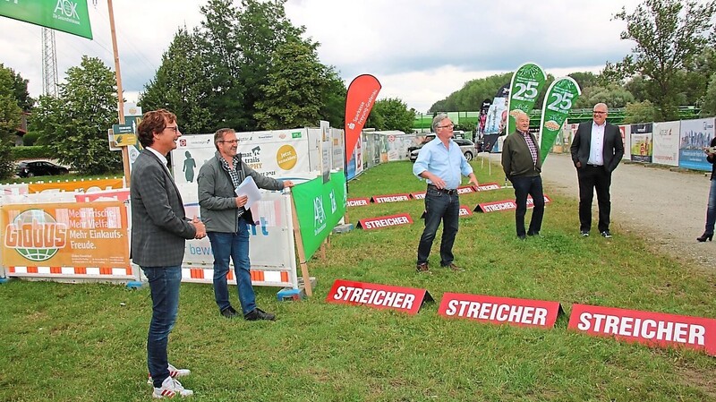 Veranstalter, Kommunalvertreter und Sponsoren freuen sich, dass die beiden Strecken in Plattling sehr gut angenommen werden.