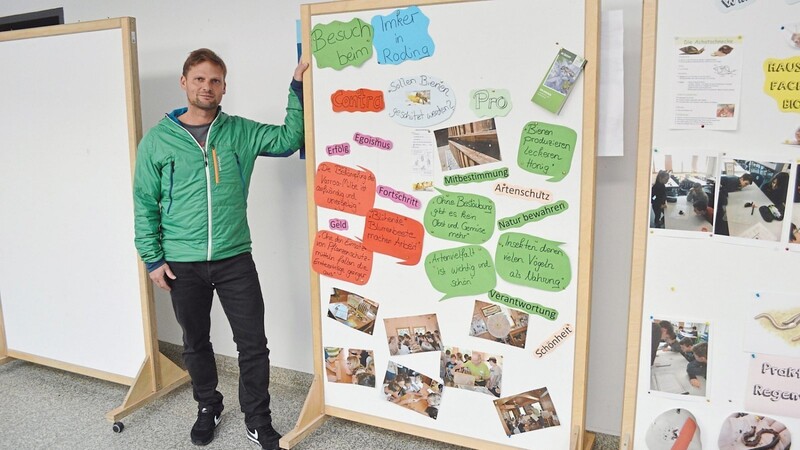 Für Projekte zum Umwelt- und Klimaschutz werden in der Aula der Realschule Plakatwände aufgestellt, erklärt Alexander Peintinger. Hier wird über die Bedeutung der Honigbiene für den Menschen informiert.