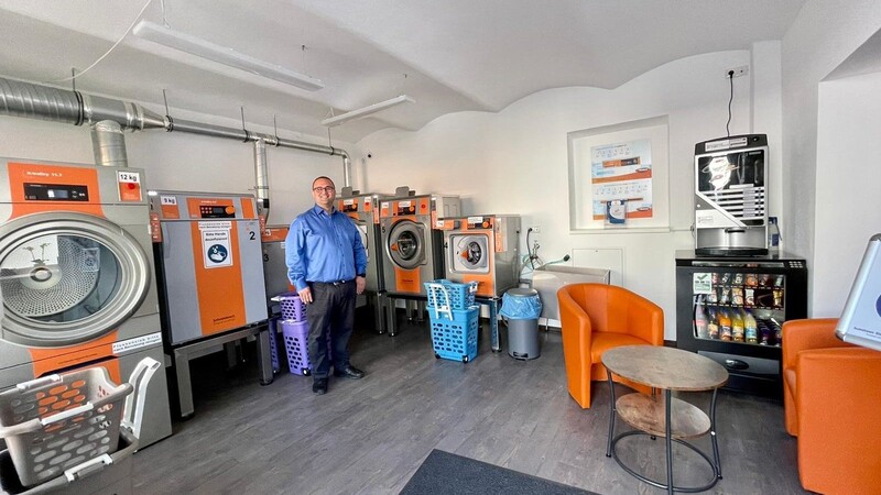 Volkan Öztürk in seinem Selbstbedienungswaschsalon an der Landshuter Straße.