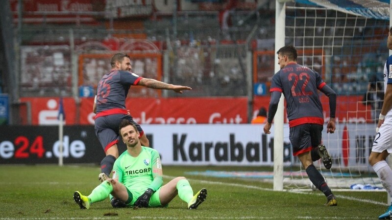 Sebastian Stolze (rechts) war mit zwei Toren und einer Vorlage der Regensburger Matchwinner in Bochum.