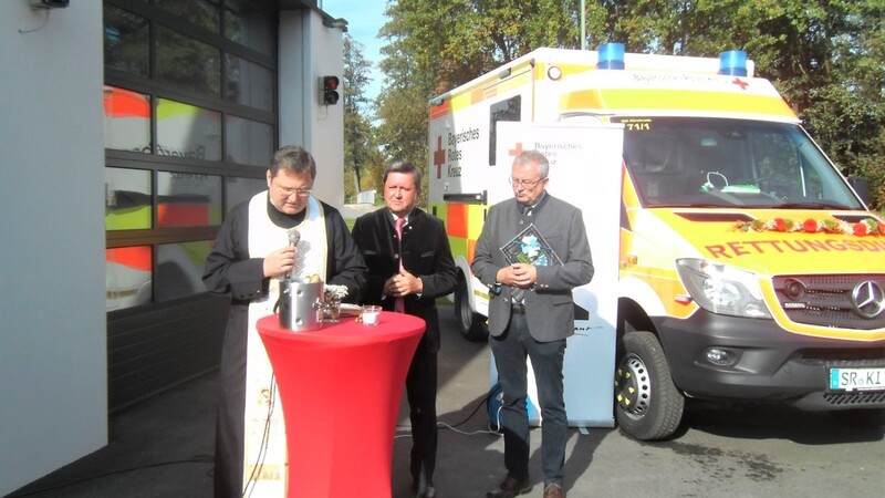 Pfarrer Klaus Klein bei der kirchlichen Segnung.